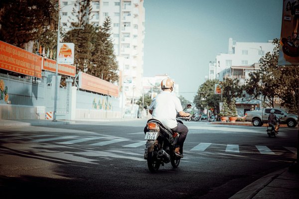 Como pilotar uma moto com garupa: dicas essenciais para garantir segurança total